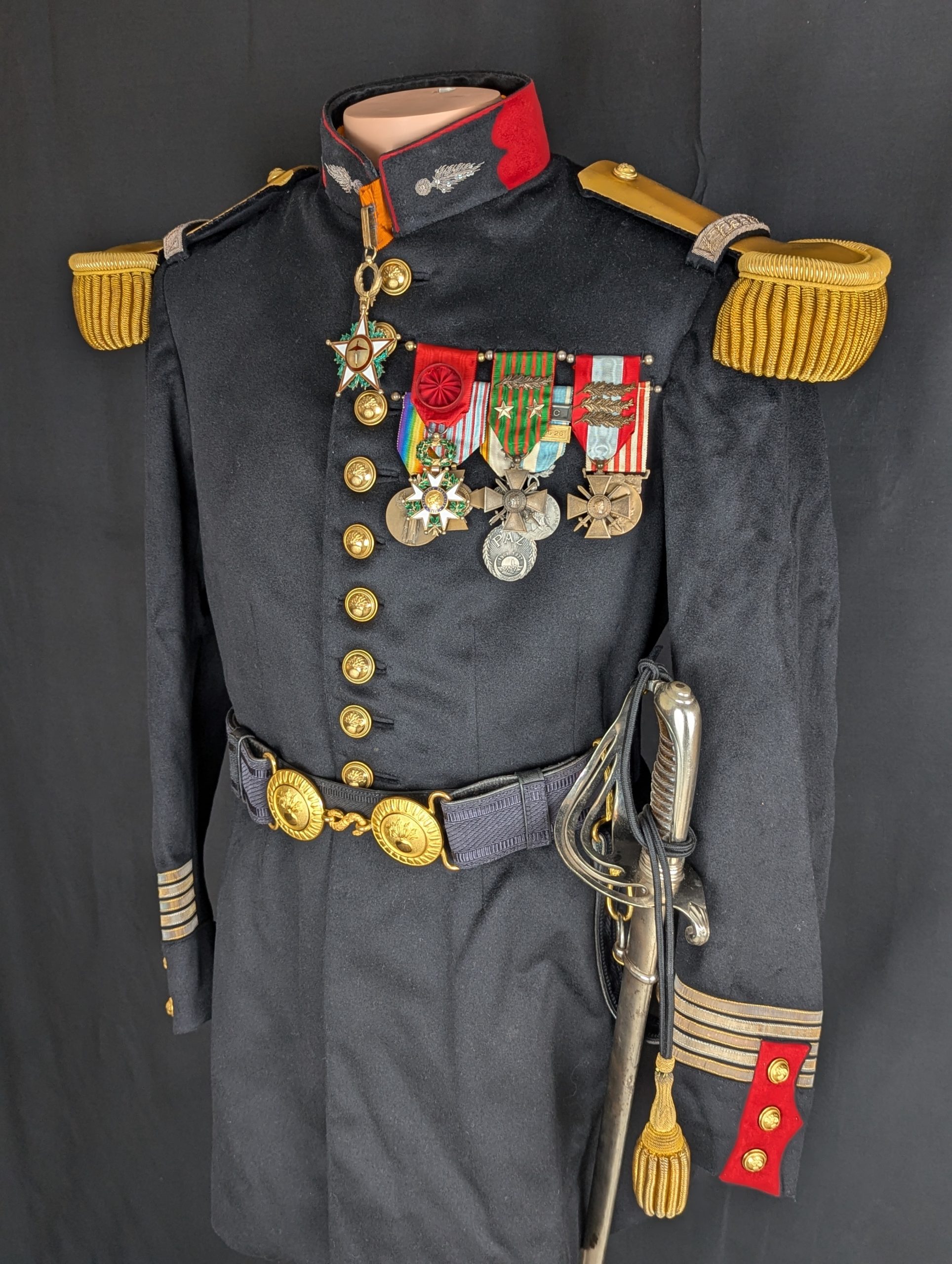 Don par une famille d'un uniforme de lieutenant-colonel d'infanterie alpine.